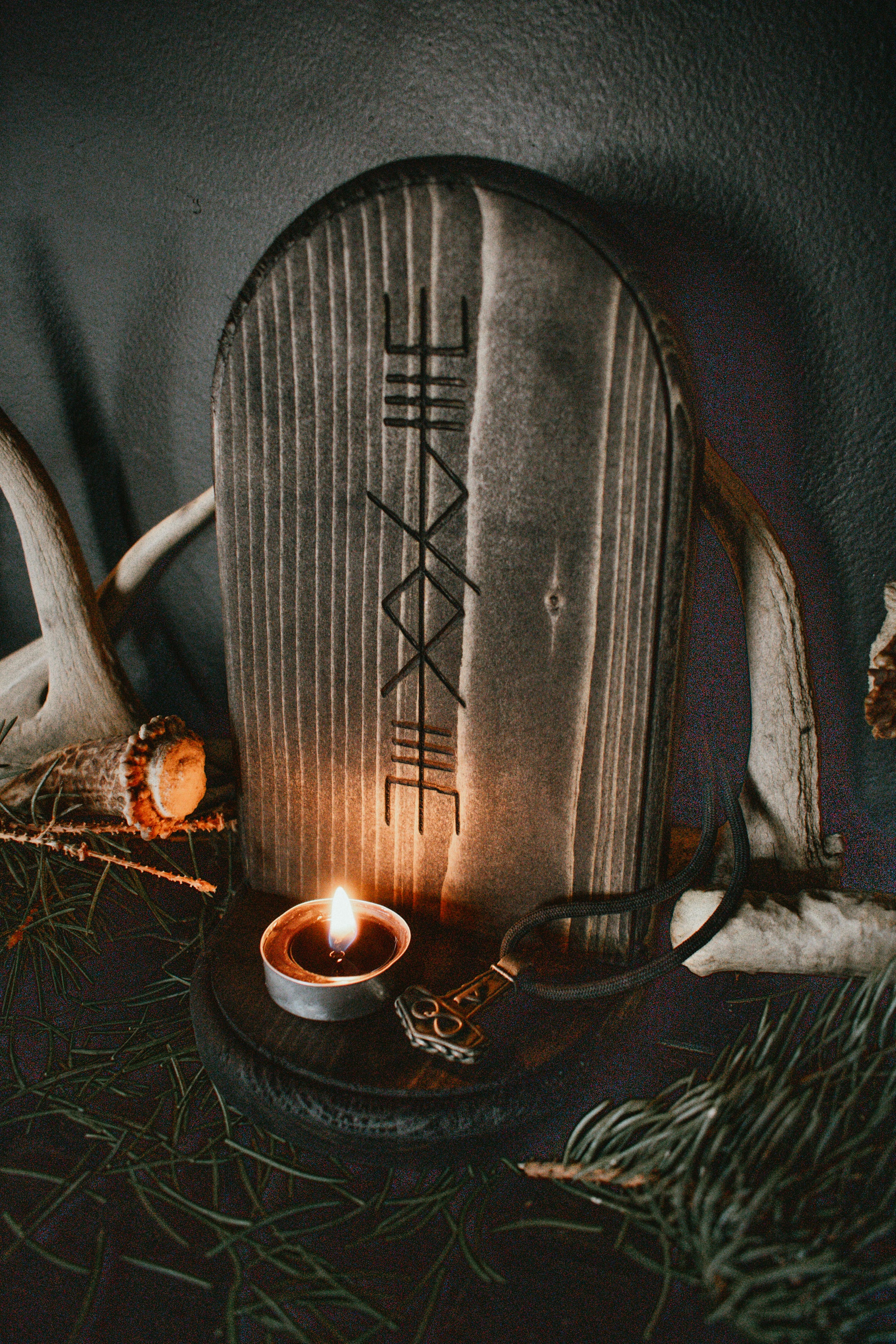 Thor bindrune altar