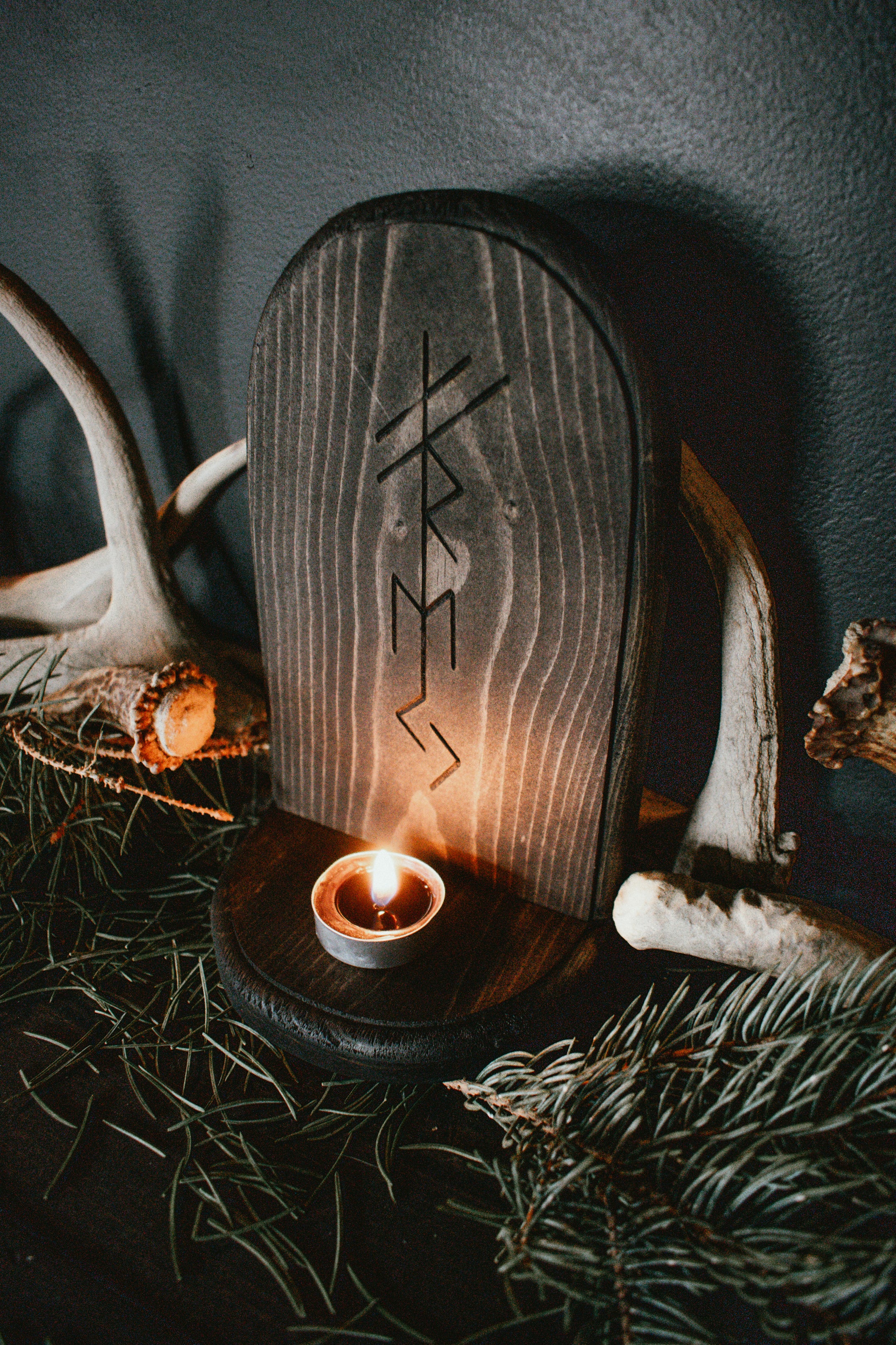 Freya bindrune altar